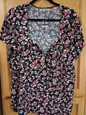 Black Top with Pink and White Leaf Print and Front Tie w/Matching Earrings